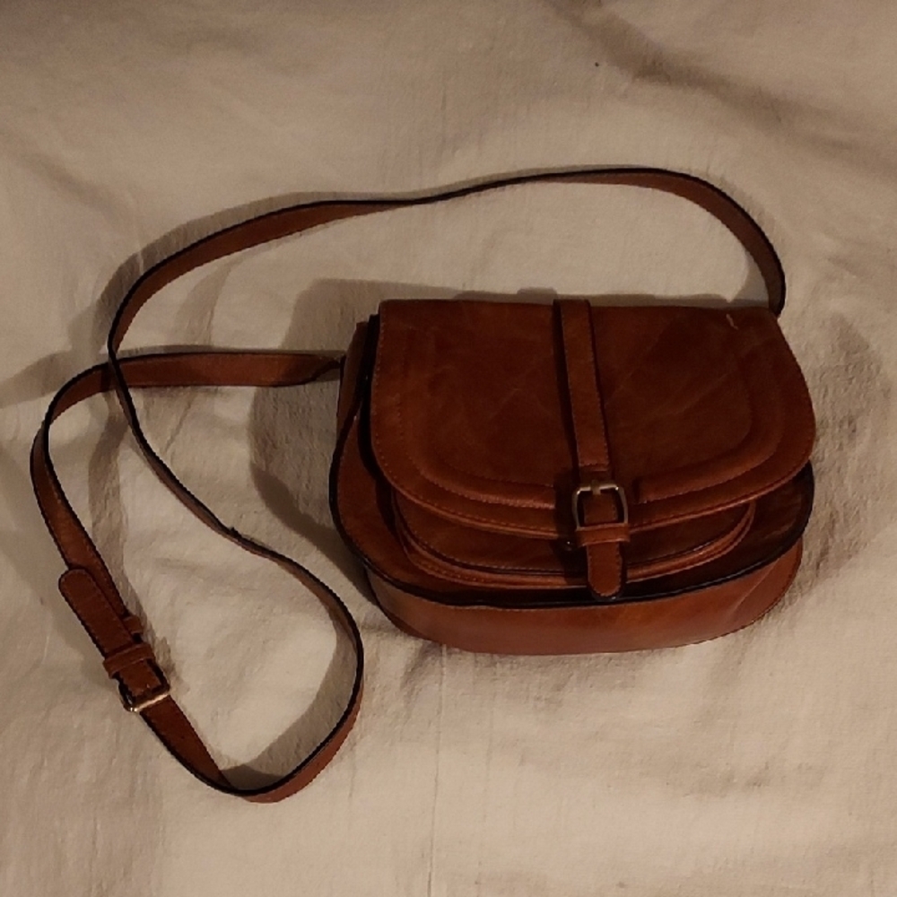 Elegant Brown Leather Crossbody Bag with Adjustable Strap